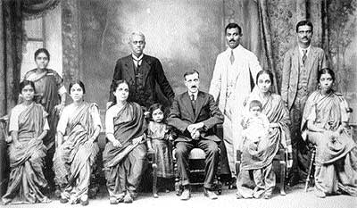 Manuel Alberola con la familia hindú con la que inició el comercio de las especias en Novelda.